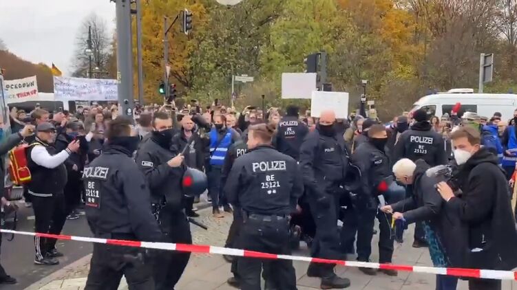 Во время протестов в Берлине пострадали 9 полицейских. Фото: скриншот с видео  