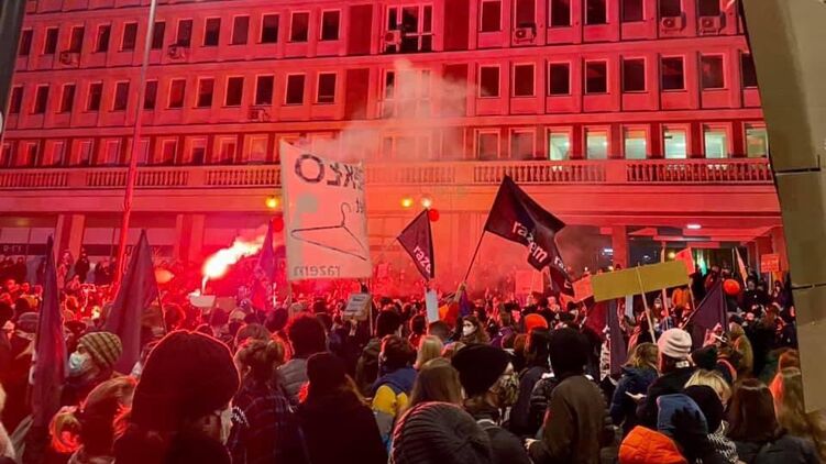 В Варшаве снова протестовали против запрета абортов. Фото: Twitter/ Razem w Warszawie