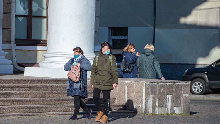 В ВОЗ считают, что маски могут помочь избежать локдаунов. Фото: "Страна"
