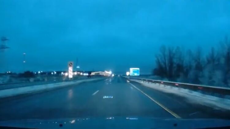 В Смоленске в небе зафиксировали странную вспышку. Скриншот из видео