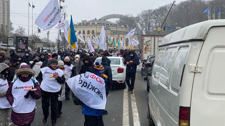 Участники митинга идут к зданию комитетов Рады. Фото: "Страна"