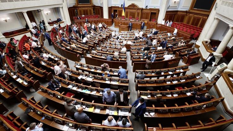 Верховная Рада планирует усилить уголовную ответственность за похищение паспортов. Фото: "Страна"