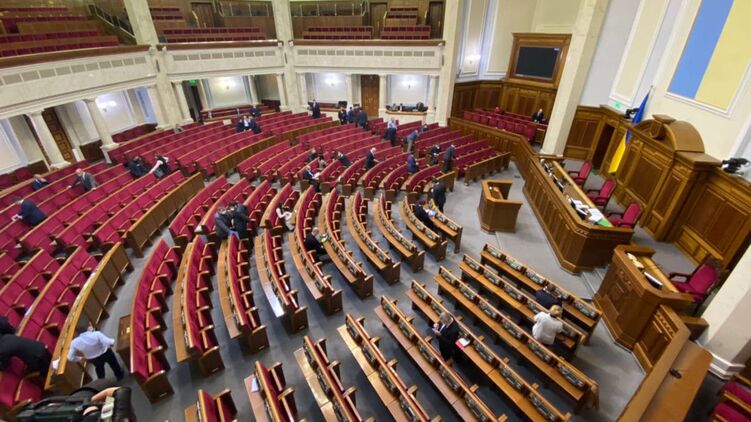 Нардепы подписывают проект закона о продлении закона об особом статусе Донбасса. Фото: "Страна"