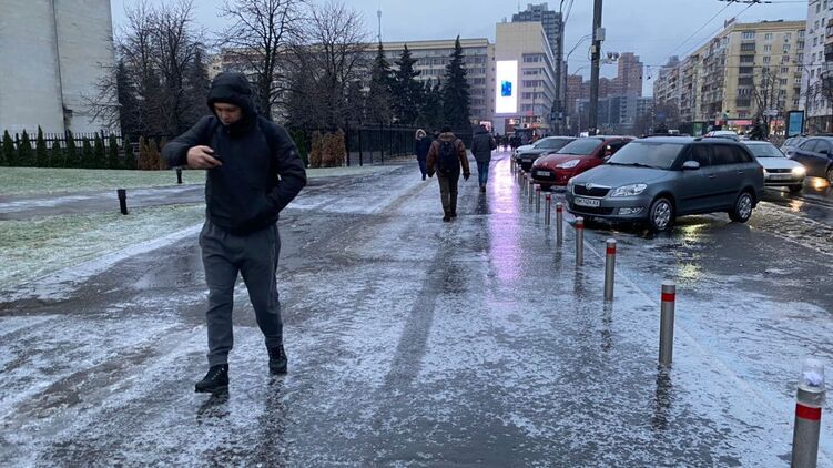 Дети не могут добраться домой. Фото: "Страна"