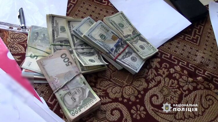 Правоохранители изъяли у чиновников около 30 000 долларов. Фото: facebook.com/vinn.police