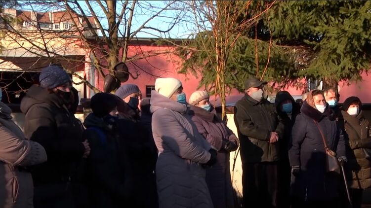 Людей не пускают в приватизированную церковь и они молятся на улице. Фото: Скриншот с видео 
