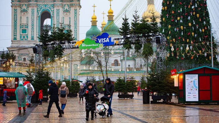 Коммунальщики в новогоднюю ночь убирали мусор в новогодних локациях. Фото: "Страна"