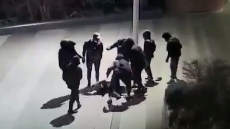 Yападение на мальчика произошло 15 января, когда парень вместе с друзьями возвращался из колледжа. Скриншот с видео 