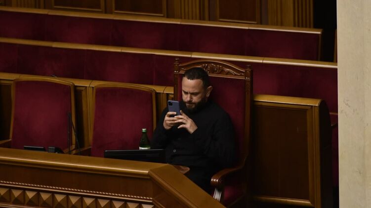 Александр Дубинский официально исключен из фракции "Слуга народа". Фото: "Страна"