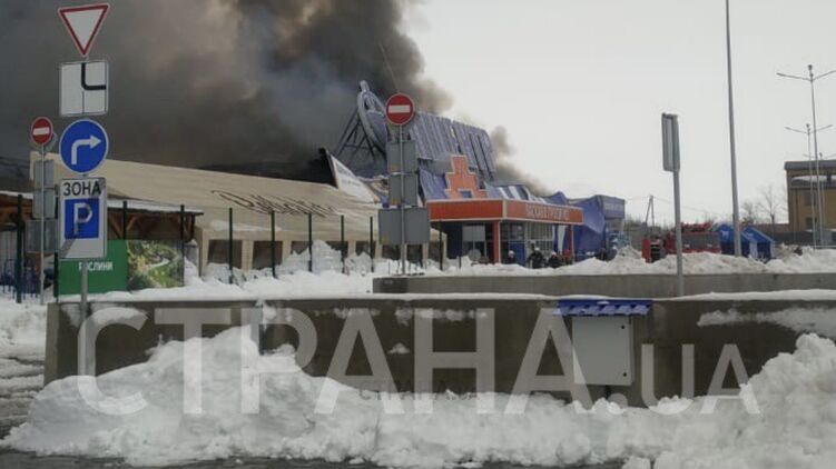 Спасатели тушат пожар в "Эпицентре". Фото: "Страна"