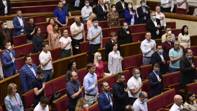 Зарплата "слуг" в конвертах выросла с 5 до 15 тысяч долларов. Фото: "Страна"