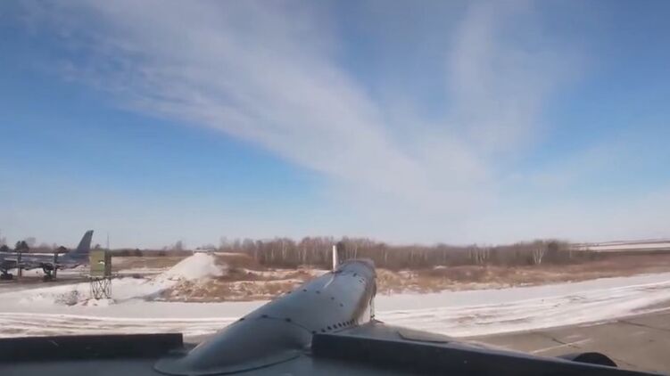 Лётчики выполнили полет в сложных метеоусловиях.. Скриншот из видео