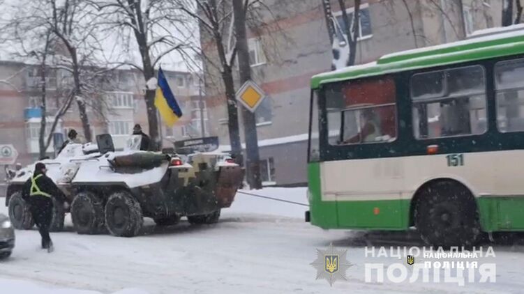 В Ровно с помощью БТР вытащили троллейбус, который застрял в снегу, фото: Нацполиция