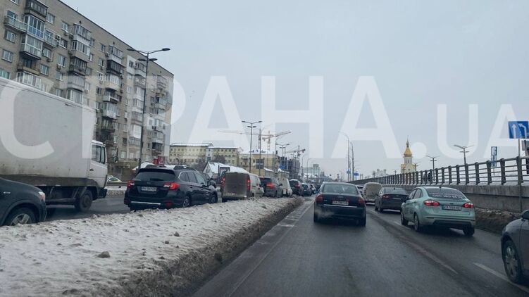 Троещина и центр стоят в пробках. Фото: "Страна"