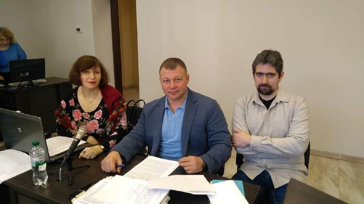 Павел Волков (крайний справа) со своими адвокатами в суде