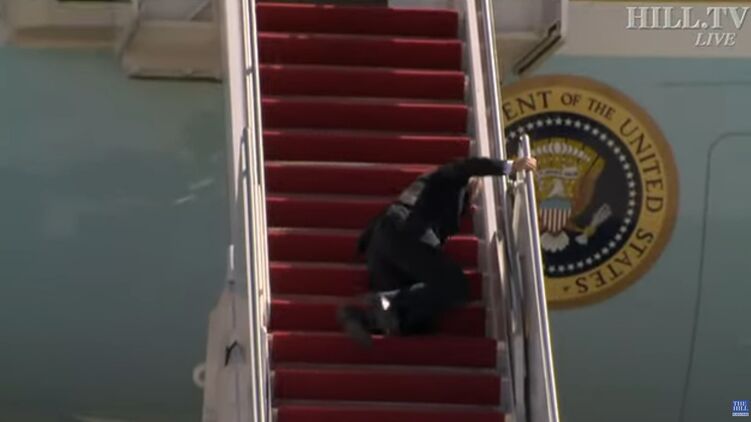 Байдена подвели ноги. Скриншот из видео