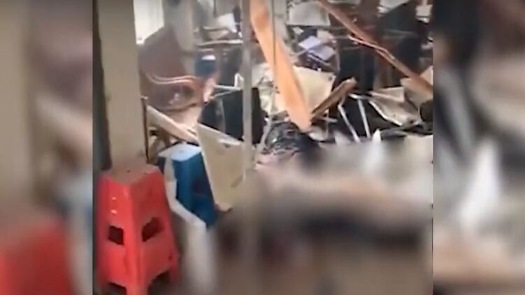 В результате взрыва погибли люди, здание разрушено. Кадр с видео