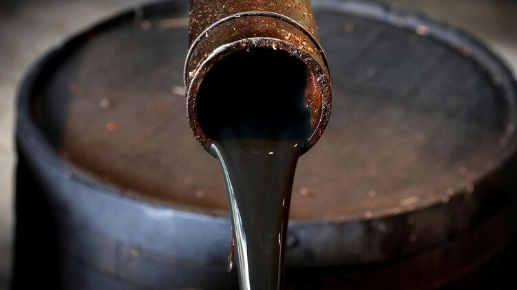 Нефть выросла в цене в четверг, а в пятницу торги не проводились. Фото: Известия