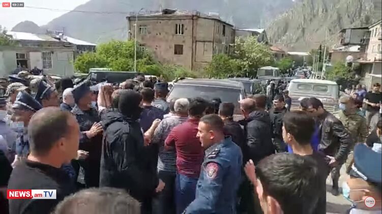 Протестующие перекрыли дорогу. Скриншот из видео