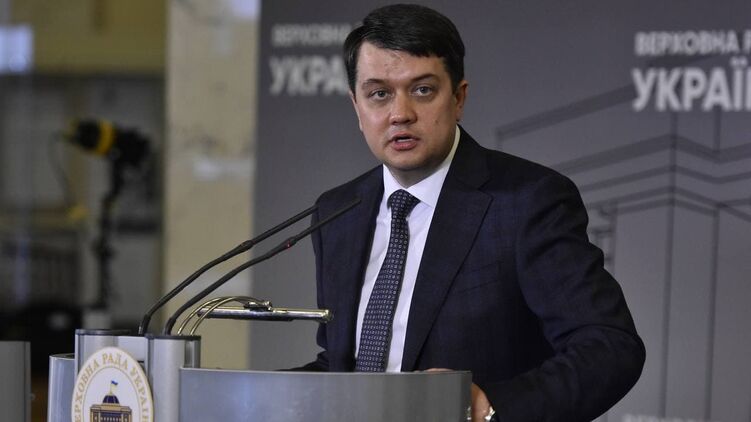 Разумков говоря о полномочиях для роспуска Рады апеллировал к Конституции и решениям КС. Фото: Страна