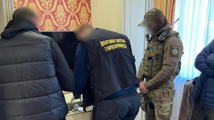 Преступник занимались сбытом наркотиков на территории Харькова и области, а также в Полтаве. Фото: Нацполиция