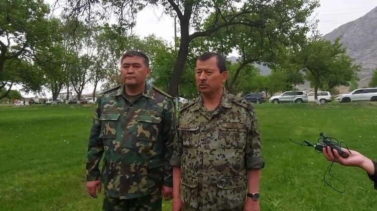 Главы ГКНБ Киргизии и Таджикистана Камчыбек Ташиев и Саймумин Ятимов подписали договор. Скриншот из видео