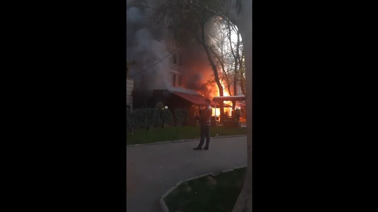 Пожар в ресторане довольно сильный. Скриншот из видео