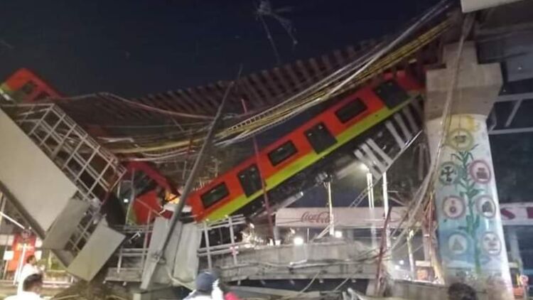 После обрушения метромоста в Мехико почти 50 человек были доставлены в больницы. Фото: twitter.com/taegishrine