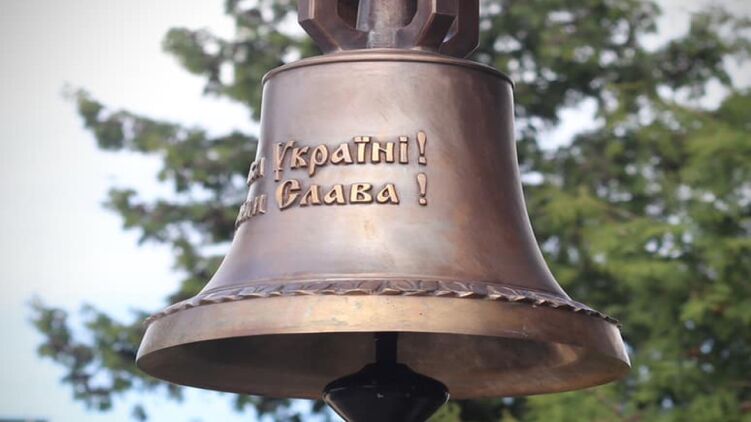 Колокол Победы в Ужгороде был установлен двумя днями ранее. Фото: facebook.com/bogdanov.info