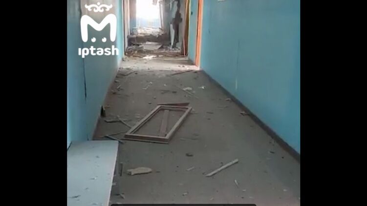 В коридорах школы валяются выбитые двери и стекла. Скриншот из видео