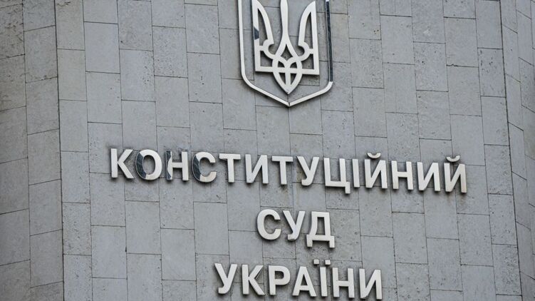 Отстраненные от своих должностей в КСУ судьи просят суд вернуть им должности и зарплату. Фото: "Страна"