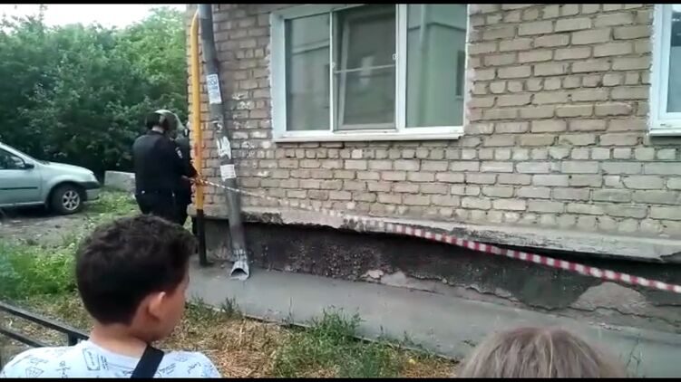 Спецназ собирается штурмовать квартиру в Екатеринбурге, откуда ведёт огонь стрелок