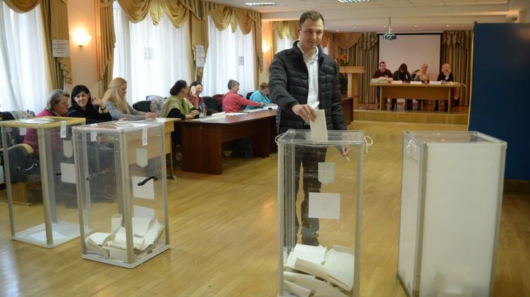 Довыборы в октябре по двум округам могут стать жаркими, фото: Изым Каумбаев, "Страна"