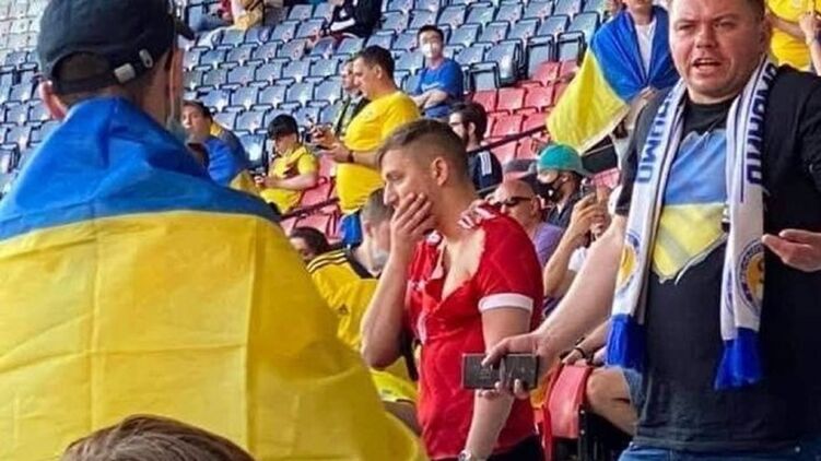 Украинские фанаты избили россиянина Дениса Смоленского, который оказался на "сине-желтом" секторе. Фото: Twitter