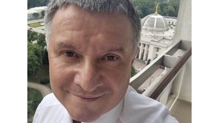 Аваков последние годы живет в гостиничном номере. Скриншот