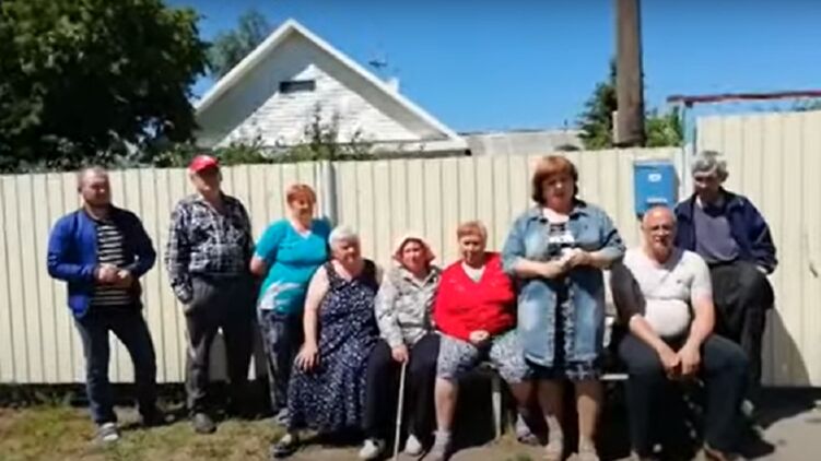 Ранее жители омской деревни попросили Ангелу Меркель сделать им дорогу. Кадр с видео