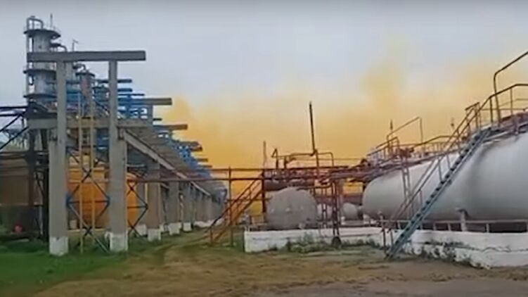 В день аварии очевидцы видели оранжевое облако над заводом. Кадр с видео