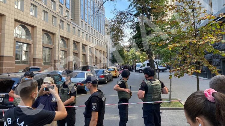 Полиция ведет следствие в правительственном квартале. Фото: "Страна"