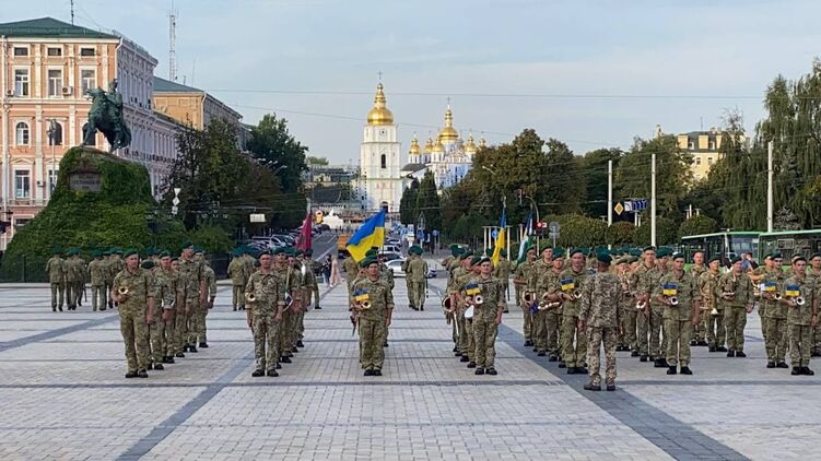 Оркестранты выстроились на фоне Михайловского собора. Фото: Страна