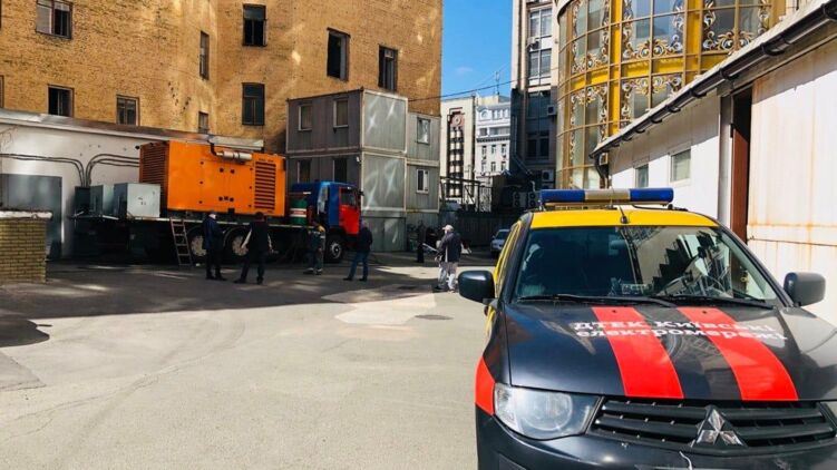 Коммунальщики намерены быстро устранить последствия аварии городской электросети в Киеве. Фото: facebook.com/dtekkem