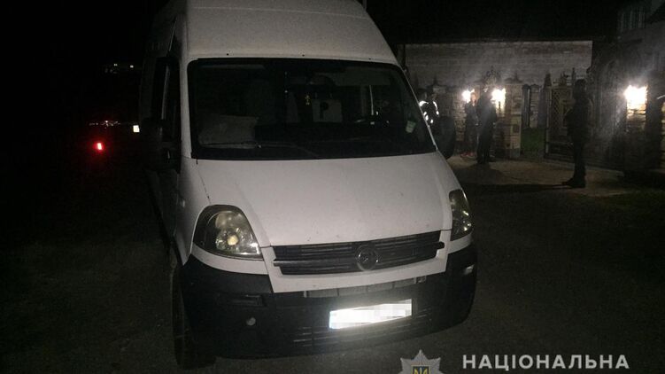 Мужчина на "Опеле" насмерть сбил собственную дочь. Фото: lv.npu.gov.ua