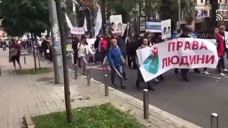 В столице колонна антипрививочников двинулась маршем по центру города. Скриншот из видео 