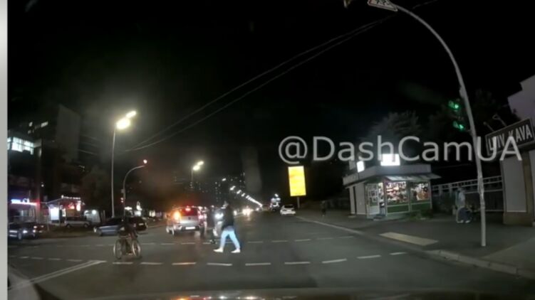 В Киеве инвалид на электроколяске едва не устроил ДТП. Источник: Dash Cam Ua, Facebook