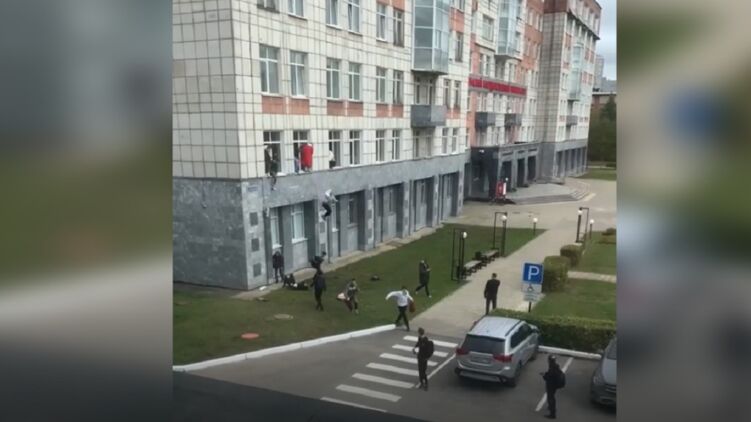 Стрельба в университете произошла днем ранее, 20 сентября. Кадр с видео