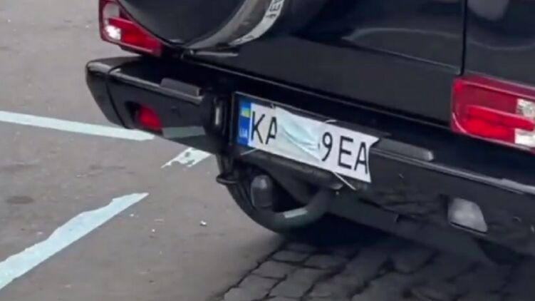 Водитель решил закрыть номера маской. Кадр с видео