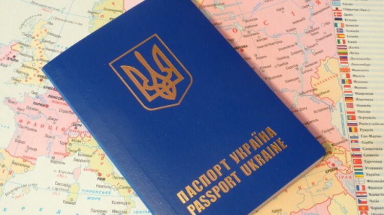 В Украине могут провести проверку написания имен в загранпаспортах. Фото: inform-ua.info