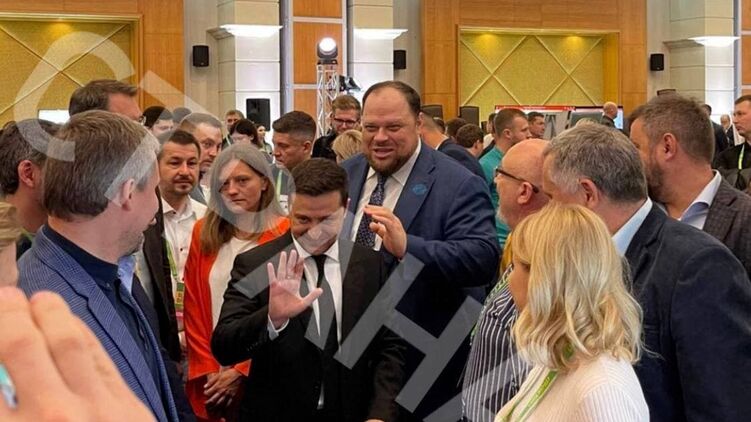 Зеленский прокомментировал отставку спикера. Фото: "Страна"