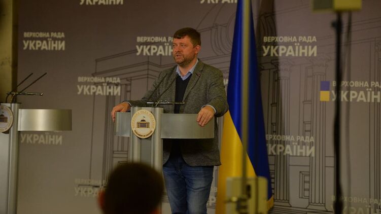 Александр Корниенко объяснил процедуру, по которой намерены действовать "Слуги народа". Фото: Страна