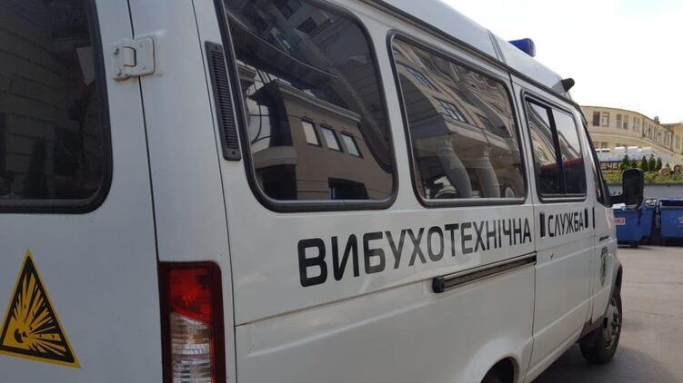 В Харькове полиция проверят информации о минировании "ковидных" медучреждений и супермаркета. Фото: Нацполиция 