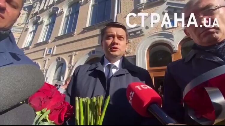 Разумков прибыл на церемонию прощания с Поляковым. Скриншот